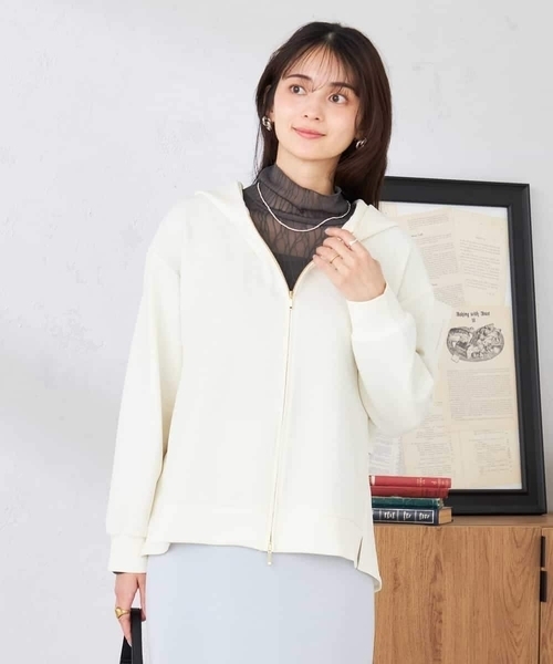 a.v.v（アーヴェヴェ）の「バックフレアダンボールパーカー（パーカー・レディース・アイボリー/ネイビー/ライトグレー・36/38/40）」の2枚目の写真