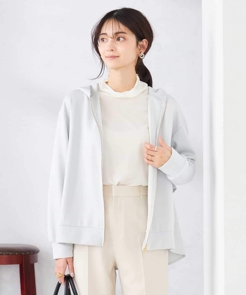 a.v.v（アーヴェヴェ）の「バックフレアダンボールパーカー（パーカー・レディース・アイボリー/ネイビー/ライトグレー・36/38/40）」の11枚目の写真