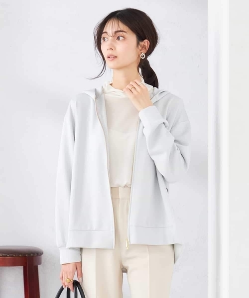 a.v.v（アーヴェヴェ）の「バックフレアダンボールパーカー（パーカー・レディース・アイボリー/ネイビー/ライトグレー・36/38/40）」の12枚目の写真