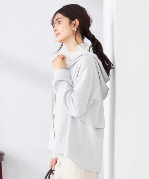 a.v.v（アーヴェヴェ）の「バックフレアダンボールパーカー（パーカー・レディース・アイボリー/ネイビー/ライトグレー・36/38/40）」の14枚目の写真