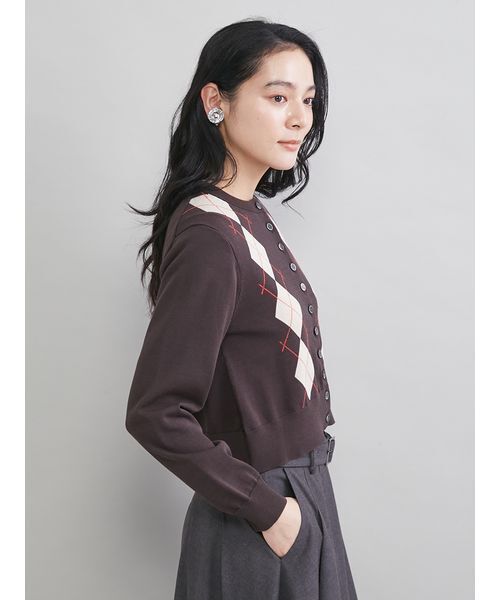 Mila Owen（ミラオーウェン）の「シェル釦デザインクロップドニットカーディガン（カーディガン/ボレロ・レディース・レッド/マルチ/ブラック/アイボリー・1/0）」の9枚目の写真