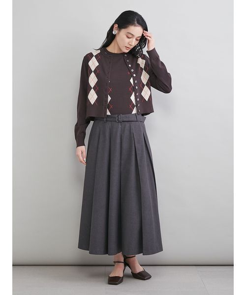 Mila Owen（ミラオーウェン）の「シェル釦デザインクロップドニットカーディガン（カーディガン/ボレロ・レディース・レッド/マルチ/ブラック/アイボリー・1/0）」の5枚目の写真