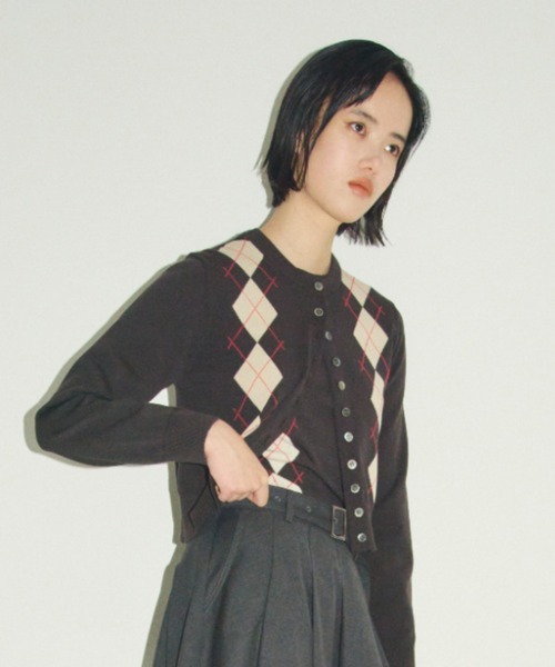 Mila Owen（ミラオーウェン）の「シェル釦デザインクロップドニットカーディガン（カーディガン/ボレロ・レディース・レッド/マルチ/ブラック/アイボリー・1/0）」の4枚目の写真