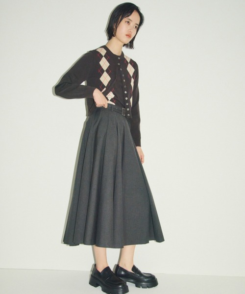 Mila Owen（ミラオーウェン）の「シェル釦デザインクロップドニットカーディガン（カーディガン/ボレロ・レディース・レッド/マルチ/ブラック/アイボリー・1/0）」の16枚目の写真