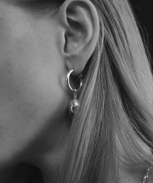 quip queint(クイップクエイント)の「【quip queint】germe duo hoop pierce/ジェルム デュオ フープ ピアス QU241(ピアス(両耳用)・レディース・シルバー・FREE)」の4枚目の写真
