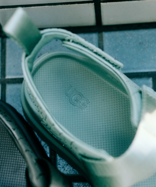 UGG（アグ）の「W GOLDENGLOW EMBOSSED　1175311-ART（サンダル・レディース・ブルー・5/6/7/8/9）」の5枚目の写真