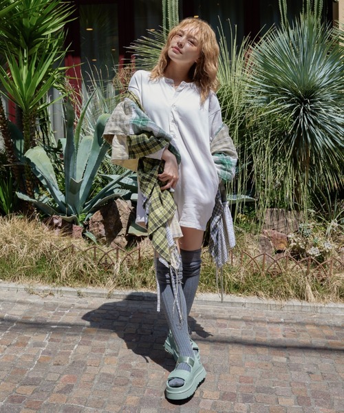 UGG（アグ）の「W GOLDENGLOW EMBOSSED　1175311-ART（サンダル・レディース・ブルー・5/6/7/8/9）」の8枚目の写真
