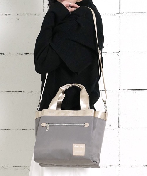 Legato Largo（レガートラルゴ）の「"02"≪Legato Largo≫ALL DAY/オールデイ 10ポケット バイカラー 2WAY ショルダーバッグ（バックパック/リュック・レディース・ブラック/グレー/サンドベージュ/ネイビー・ONE SIZE）」の2枚目の写真