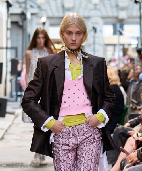 MSGM(エムエスジーエム)の「スタッズ ショートスリーブ ニットトップ(ニット/セーター・レディース・ピンク/ブラック・M/S)」の6枚目の写真