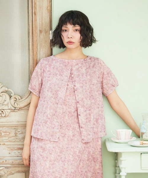 Jocomomola(ホコモモラ)の「【2WAY】Ilusion フラワー総刺繍ブラウス(シャツ/ブラウス・レディース・ブルー/ピンク・42/40)」の2枚目の写真