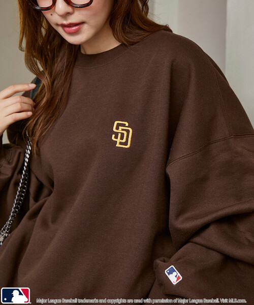 PUBLUX(パブリュクス)の「PUBLUX/パブリュクス 別注 MLB スーパービッグ ロゴスウェット 限定展開(スウェット・メンズ・ライトグレー/サックスブルー/ピンク/ブラウン/ブラック・フリ-)」の22枚目の写真