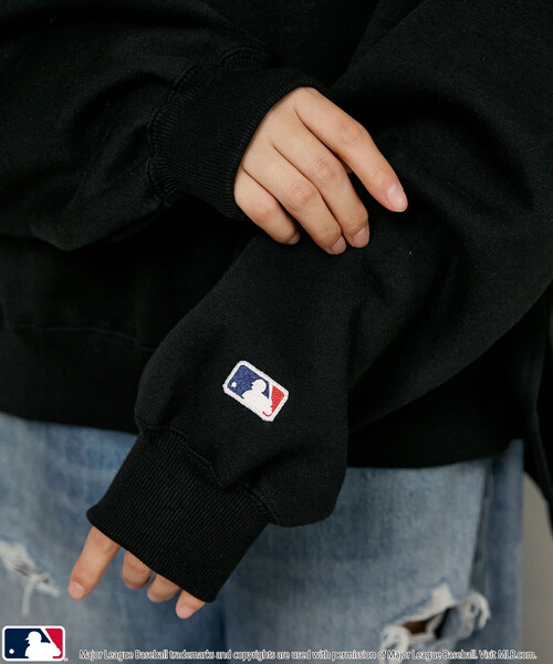 PUBLUX(パブリュクス)の「PUBLUX/パブリュクス 別注 MLB スーパービッグ ロゴスウェット 限定展開(スウェット・メンズ・ライトグレー/サックスブルー/ピンク/ブラウン/ブラック・フリ-)」の9枚目の写真