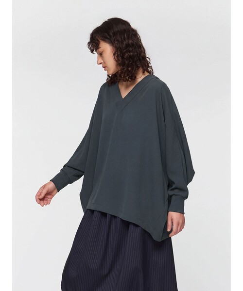 mizuiroind(ミズイロインド)の「mizuiro ind Vネックドルマンスリーブプルオーバー(Tシャツ/カットソー・レディース・チャコールグレー/ブラック/カーキ/ネイビー・FREE)」の4枚目の写真