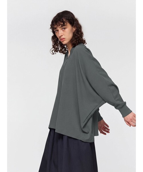 mizuiroind(ミズイロインド)の「mizuiro ind Vネックドルマンスリーブプルオーバー(Tシャツ/カットソー・レディース・チャコールグレー/ブラック/カーキ/ネイビー・FREE)」の1枚目の写真