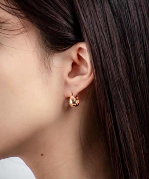 ANNIKA INEZ(アニカイネズ)の「【ANNIKA INEZ】ミニフープピアス E1014-PTEPetite Gentle Slope Hoops(ピアス(両耳用)・レディース・ゴールド・FREE)」の1枚目の写真