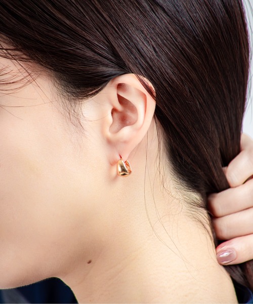 ANNIKA INEZ(アニカイネズ)の「【ANNIKA INEZ】ミニフープピアス E1014-PTEPetite Gentle Slope Hoops(ピアス(両耳用)・レディース・ゴールド・FREE)」の2枚目の写真
