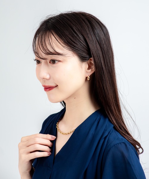 ANNIKA INEZ(アニカイネズ)の「【ANNIKA INEZ】ミニフープピアス E1014-PTEPetite Gentle Slope Hoops(ピアス(両耳用)・レディース・ゴールド・FREE)」の4枚目の写真