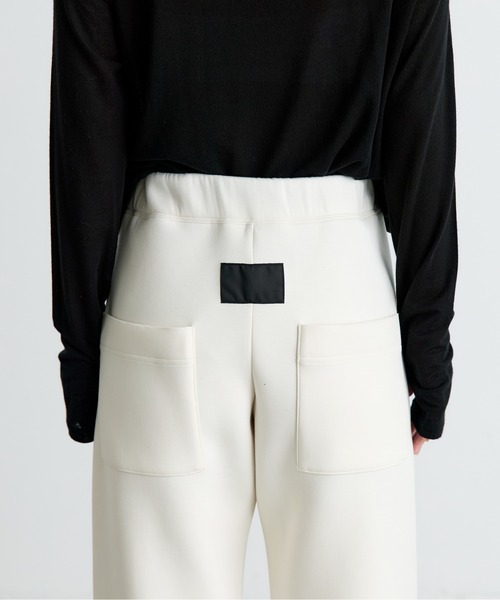 COGTHEBIGSMOKE(コグザビッグスモーク)の「【COGTHEBIGSMOKE/コグザビッグスモーク】GALAXY SEMI-WIDE TROUSERS/ダンボールスラックス(スウェットパンツ・レディース・ブラック/オフホワイト/グレー・1)」の4枚目の写真