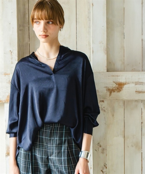 Maison INNESS（メゾンアイネス）の「シャイニーサテンクラック柄オーバーサイズブラウス（UVカット・吸汗速乾・接触冷感）＜大きいサイズ有＞（シャツ/ブラウス・レディース・ベージュ/ブラウン/ネイビー・LL/L/M/S/5L/4L/3L）」の3枚目の写真