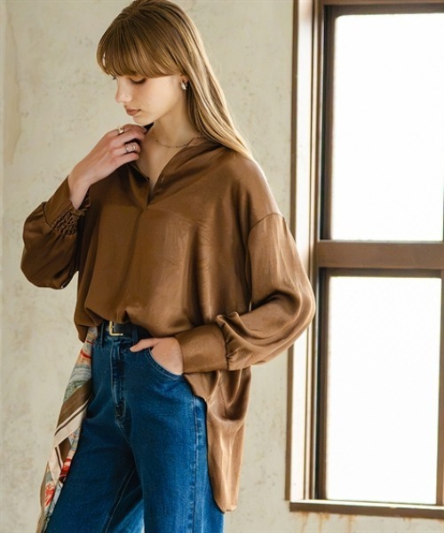 Maison INNESS（メゾンアイネス）の「シャイニーサテンクラック柄オーバーサイズブラウス（UVカット・吸汗速乾・接触冷感）＜大きいサイズ有＞（シャツ/ブラウス・レディース・ベージュ/ブラウン/ネイビー・LL/L/M/S/5L/4L/3L）」の2枚目の写真