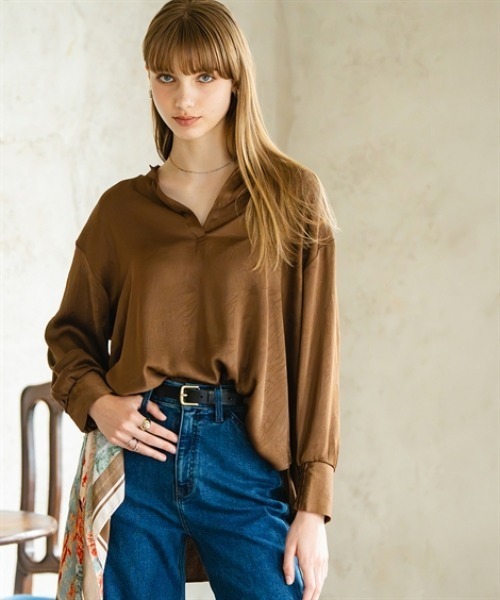 Maison INNESS（メゾンアイネス）の「シャイニーサテンクラック柄オーバーサイズブラウス（UVカット・吸汗速乾・接触冷感）＜大きいサイズ有＞（シャツ/ブラウス・レディース・ベージュ/ブラウン/ネイビー・LL/L/M/S/5L/4L/3L）」の4枚目の写真