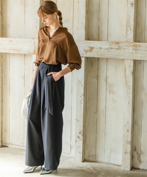Maison INNESS（メゾンアイネス）の「シャイニーサテンクラック柄オーバーサイズブラウス（UVカット・吸汗速乾・接触冷感）＜大きいサイズ有＞（シャツ/ブラウス・レディース・ベージュ/ブラウン/ネイビー・LL/L/M/S/5L/4L/3L）」の7枚目の写真