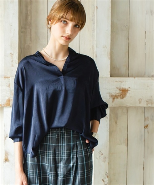 Maison INNESS（メゾンアイネス）の「シャイニーサテンクラック柄オーバーサイズブラウス（UVカット・吸汗速乾・接触冷感）＜大きいサイズ有＞（シャツ/ブラウス・レディース・ベージュ/ブラウン/ネイビー・LL/L/M/S/5L/4L/3L）」の13枚目の写真