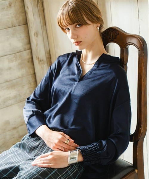 Maison INNESS（メゾンアイネス）の「シャイニーサテンクラック柄オーバーサイズブラウス（UVカット・吸汗速乾・接触冷感）＜大きいサイズ有＞（シャツ/ブラウス・レディース・ベージュ/ブラウン/ネイビー・LL/L/M/S/5L/4L/3L）」の15枚目の写真