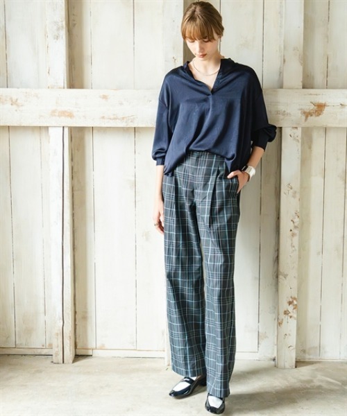 Maison INNESS（メゾンアイネス）の「シャイニーサテンクラック柄オーバーサイズブラウス（UVカット・吸汗速乾・接触冷感）＜大きいサイズ有＞（シャツ/ブラウス・レディース・ベージュ/ブラウン/ネイビー・LL/L/M/S/5L/4L/3L）」の16枚目の写真