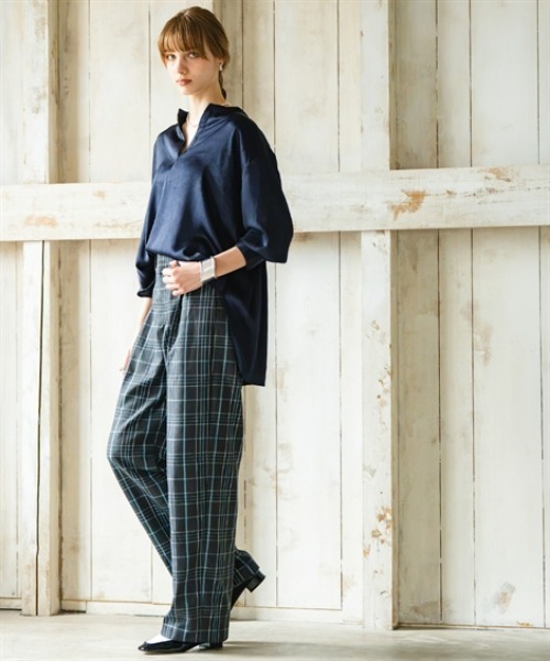 Maison INNESS（メゾンアイネス）の「シャイニーサテンクラック柄オーバーサイズブラウス（UVカット・吸汗速乾・接触冷感）＜大きいサイズ有＞（シャツ/ブラウス・レディース・ベージュ/ブラウン/ネイビー・LL/L/M/S/5L/4L/3L）」の17枚目の写真