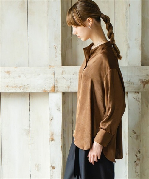 Maison INNESS（メゾンアイネス）の「シャイニーサテンクラック柄オーバーサイズブラウス（UVカット・吸汗速乾・接触冷感）＜大きいサイズ有＞（シャツ/ブラウス・レディース・ベージュ/ブラウン/ネイビー・LL/L/M/S/5L/4L/3L）」の19枚目の写真