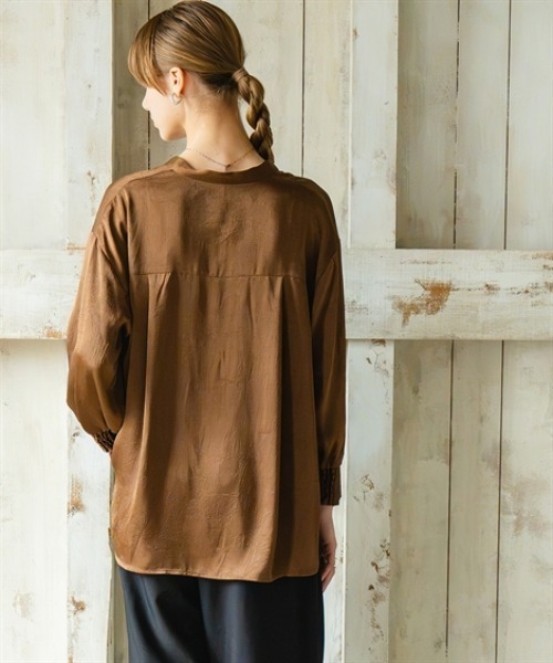 Maison INNESS（メゾンアイネス）の「シャイニーサテンクラック柄オーバーサイズブラウス（UVカット・吸汗速乾・接触冷感）＜大きいサイズ有＞（シャツ/ブラウス・レディース・ベージュ/ブラウン/ネイビー・LL/L/M/S/5L/4L/3L）」の20枚目の写真