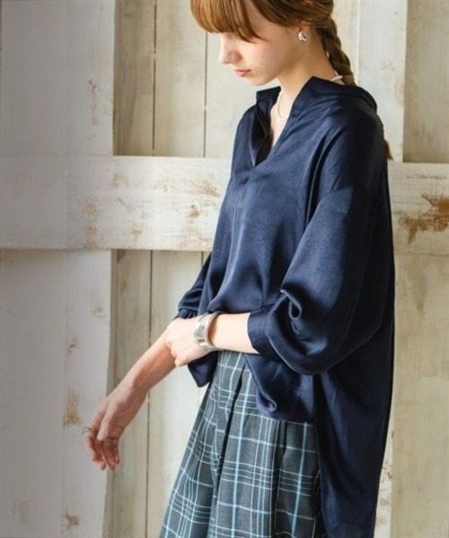 Maison INNESS（メゾンアイネス）の「シャイニーサテンクラック柄オーバーサイズブラウス（UVカット・吸汗速乾・接触冷感）＜大きいサイズ有＞（シャツ/ブラウス・レディース・ベージュ/ブラウン/ネイビー・LL/L/M/S/5L/4L/3L）」の14枚目の写真