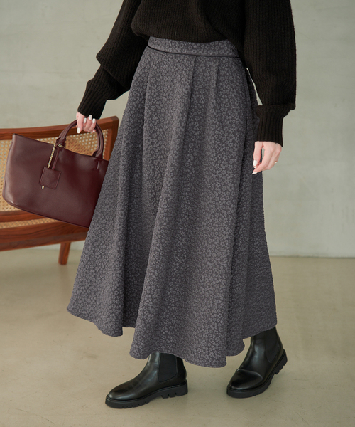 SLOBE IENA(スローブイエナ)の「《/WEB限定カラーあり》フラワージャガードフレアスカート(スカート・レディース・ブラック系その他/チャコールグレー/ピンク・38/36)」の2枚目の写真