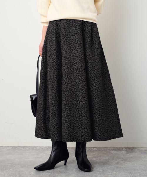 SLOBE IENA(スローブイエナ)の「《/WEB限定カラーあり》フラワージャガードフレアスカート(スカート・レディース・ブラック系その他/チャコールグレー/ピンク・38/36)」の7枚目の写真