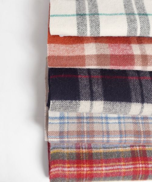 SHIPS（シップス）の「カシミヤリバーシブルマフラーチェック◇（マフラー・レディース・ブラック/ライトグレー/ブラウン/ナチュラル/ネイビー/レッド/ブルー/オレンジ・ONE SIZE）」の22枚目の写真