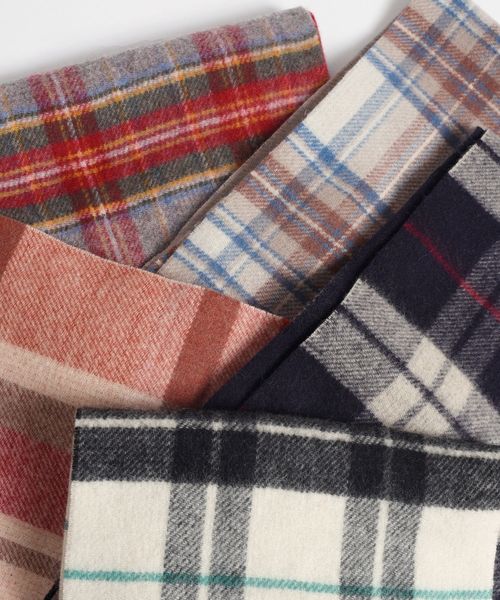 SHIPS（シップス）の「カシミヤリバーシブルマフラーチェック◇（マフラー・レディース・ブラック/ライトグレー/ブラウン/ナチュラル/ネイビー/レッド/ブルー/オレンジ・ONE SIZE）」の18枚目の写真