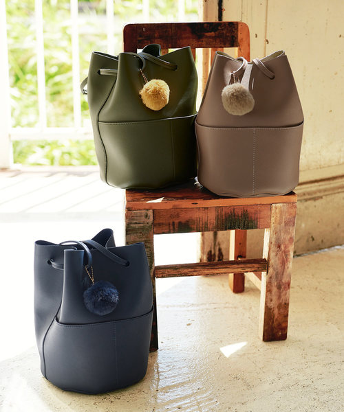 KOBE LETTUCE（コウベレタス）の「エコファーポンポン付き2wayバケツ型デザイン巾着バッグ（ハンドバッグ・レディース・ネイビー/カーキ/グレイッシュベージュ・FREE）」の3枚目の写真