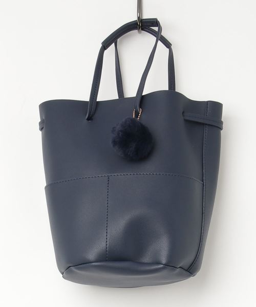 KOBE LETTUCE（コウベレタス）の「エコファーポンポン付き2wayバケツ型デザイン巾着バッグ（ハンドバッグ・レディース・ネイビー/カーキ/グレイッシュベージュ・FREE）」の12枚目の写真