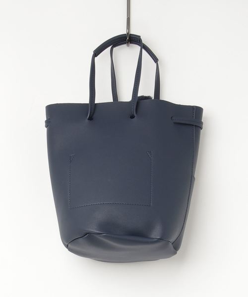 KOBE LETTUCE（コウベレタス）の「エコファーポンポン付き2wayバケツ型デザイン巾着バッグ（ハンドバッグ・レディース・ネイビー/カーキ/グレイッシュベージュ・FREE）」の4枚目の写真