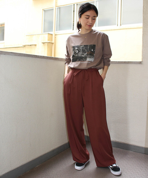 ottilie(オティーリエ)の「フォトプリントロンT カフェ(Tシャツ/カットソー・レディース・ブラック/オフホワイト/モカ・FREE)」の6枚目の写真