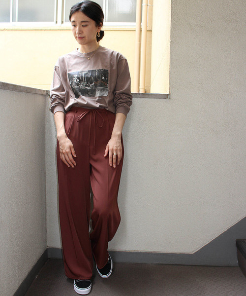 ottilie(オティーリエ)の「フォトプリントロンT カフェ(Tシャツ/カットソー・レディース・ブラック/オフホワイト/モカ・FREE)」の7枚目の写真