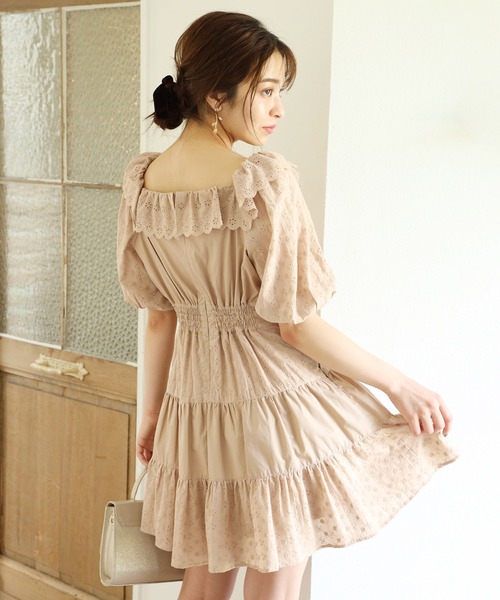 one after another NICE CLAUP(ワンアフターアナザーナイスクラップ)の「ティアードフリルワンピース(ワンピース・レディース・オフホワイト/ベージュ・FREE)」の2枚目の写真