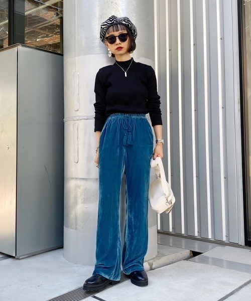 PAGEBOY（ページボーイ）の「エアリーベロアルーズパンツ【セミフレアシルエット】（その他パンツ・レディース・ブラック/ダークブラウン/アクア/パープル・FREE）」の11枚目の写真
