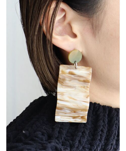 MURUA（ムルーア）の「バイカラーウェーブマーブルピアス（ピアス（両耳用）・レディース・カーキ/マスタード・FREE）」の2枚目の写真