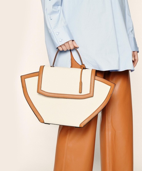 CHARLES & KEITH（チャールズ & キース）の「ラージトラペーズ