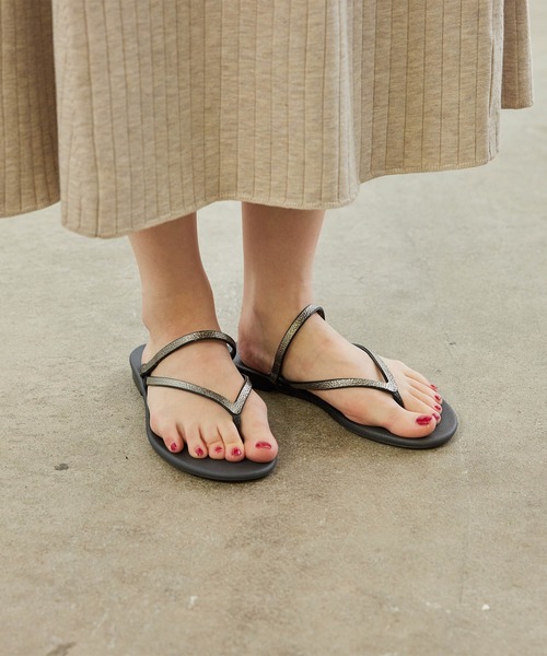 grendha（グレンダ）の「【WEB限定】【GRENDHA】グレンダ CACAU VERSTAIL（サンダル・レディース・ゴールド/ブラック・23.0cm/24.0cm）」の17枚目の写真