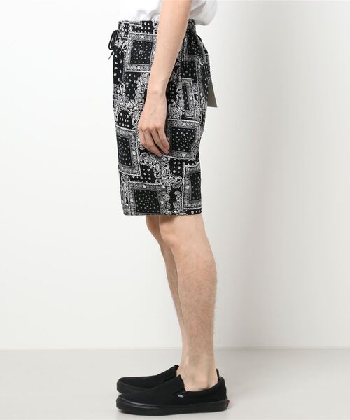 THISIS(ディスイズ)の「バンダナペイズリー シェフショーツ(その他パンツ・メンズ・ホワイト/ブラック・SMALL/LARGE/X-LARGE/MEDIUM)」の4枚目の写真