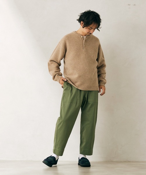 JOURNAL STANDARD relume（ジャーナルスタンダード　レリューム）の「HAMILTON WOOL オーバーサイズヘンリーネックニット（ニット/セーター・メンズ・キャメル/グレー/ブラック/ダークブラウン・MEDIUM/LARGE）」の4枚目の写真