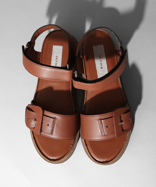 Au BANNISTER（オゥバニスター）の「thYme/レザーバックルサンダル